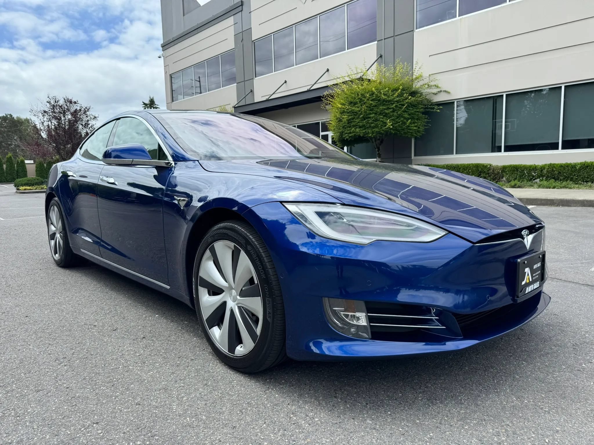 Used 2020 Tesla Model S Long Range Plus AWD/4WD image 2