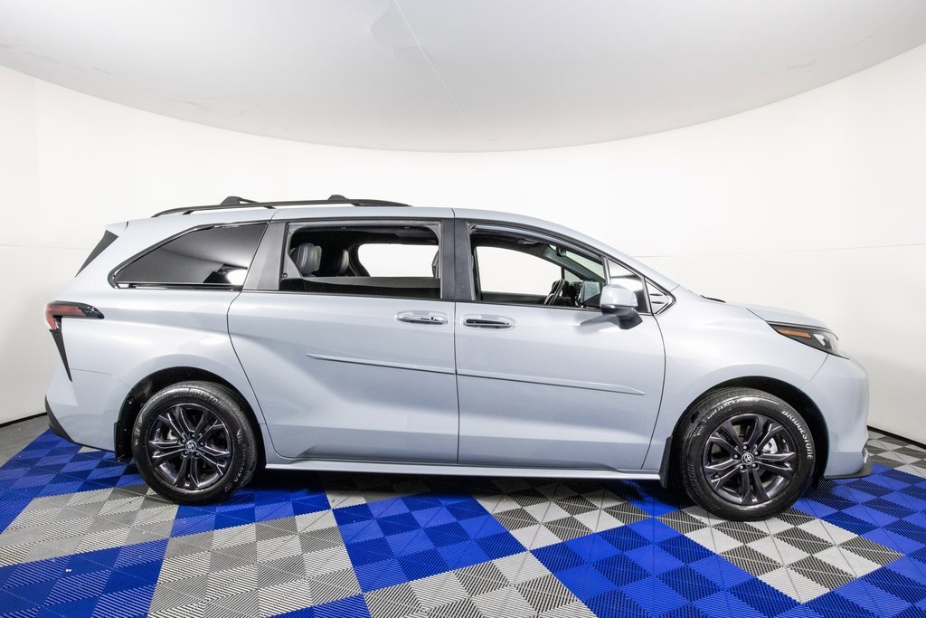 Used 2024 Toyota Sienna XLE Woodland Edition image 4