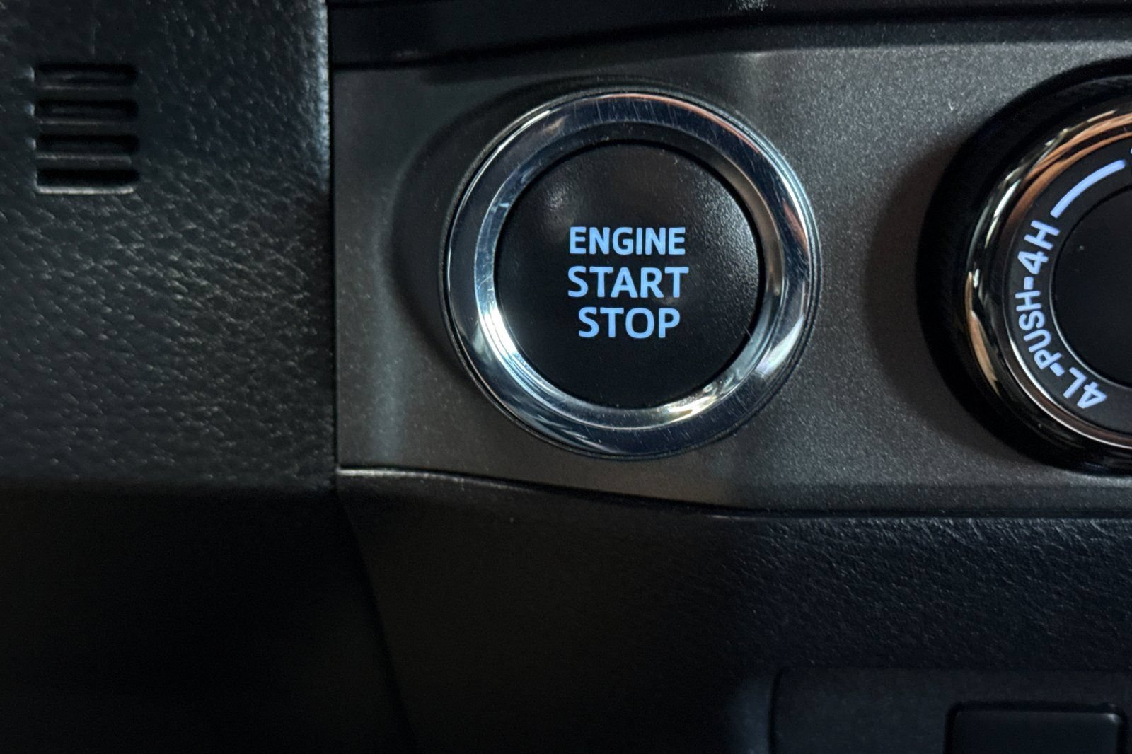 Used 2020 Toyota Tacoma SR5 AWD/4WD image 33
