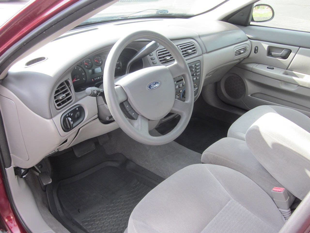 Used 2005 Ford Taurus SE FWD image 9