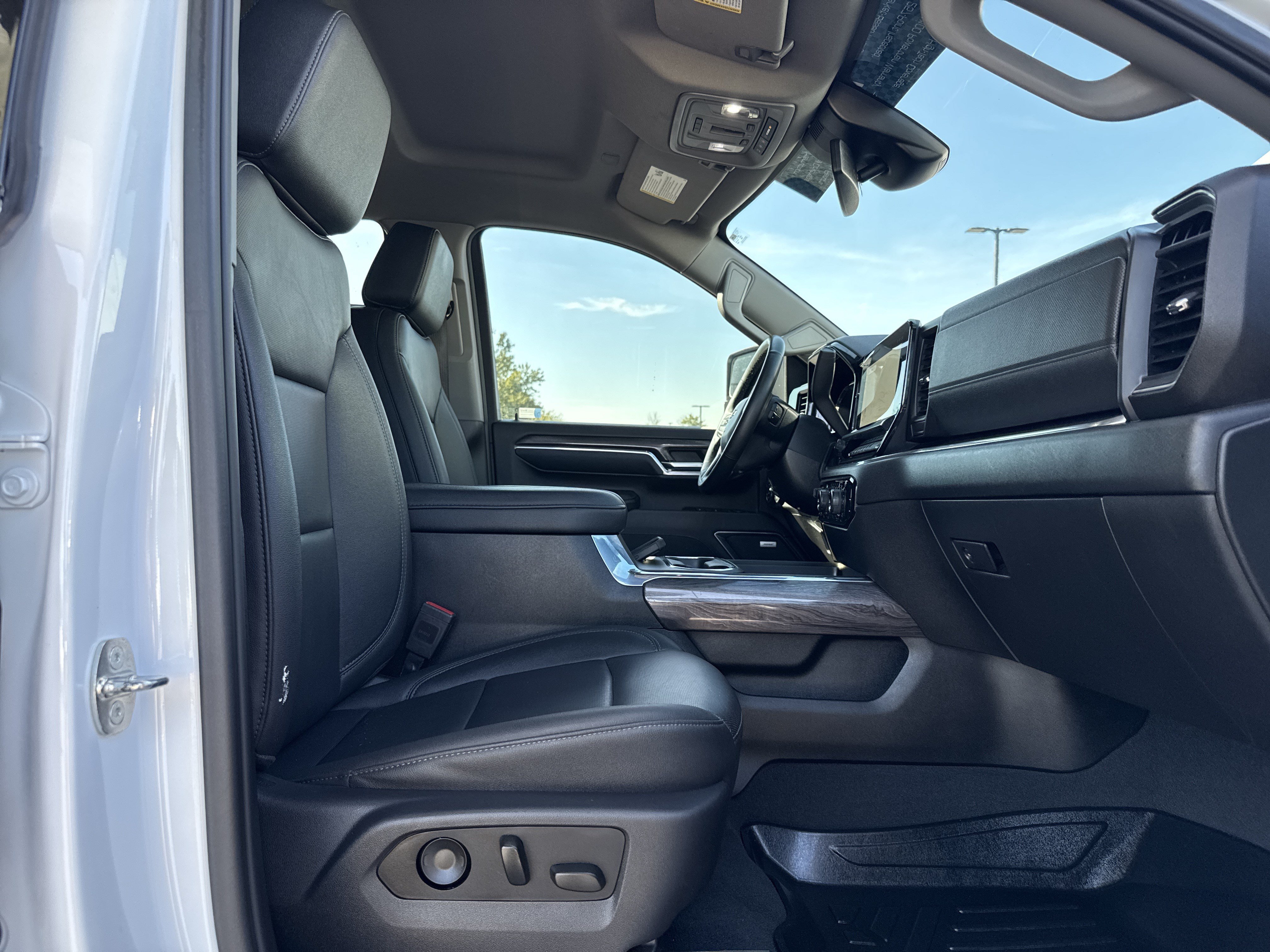 Used 2024 Chevrolet Silverado 2500 LTZ AWD/4WD image 29