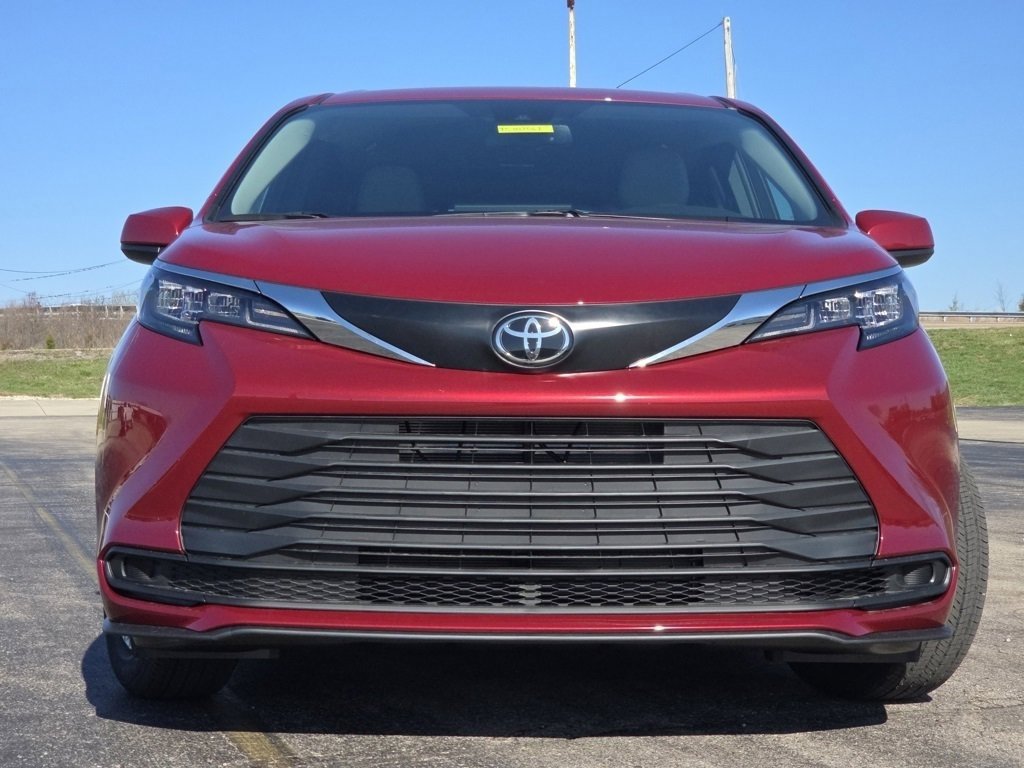 New 2026 Toyota Sienna LE image 3