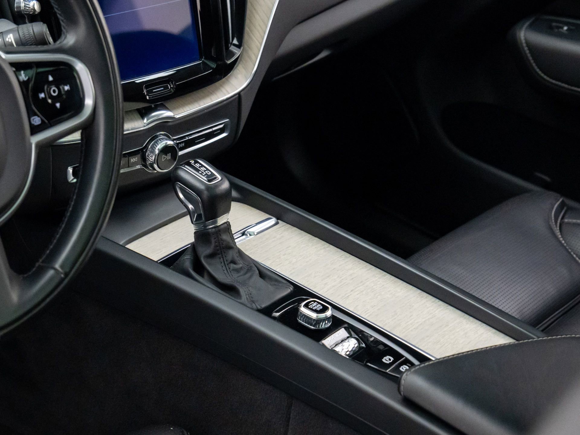 Used 2021 Volvo XC60 T6 Inscription w/ Advanced Package image 11