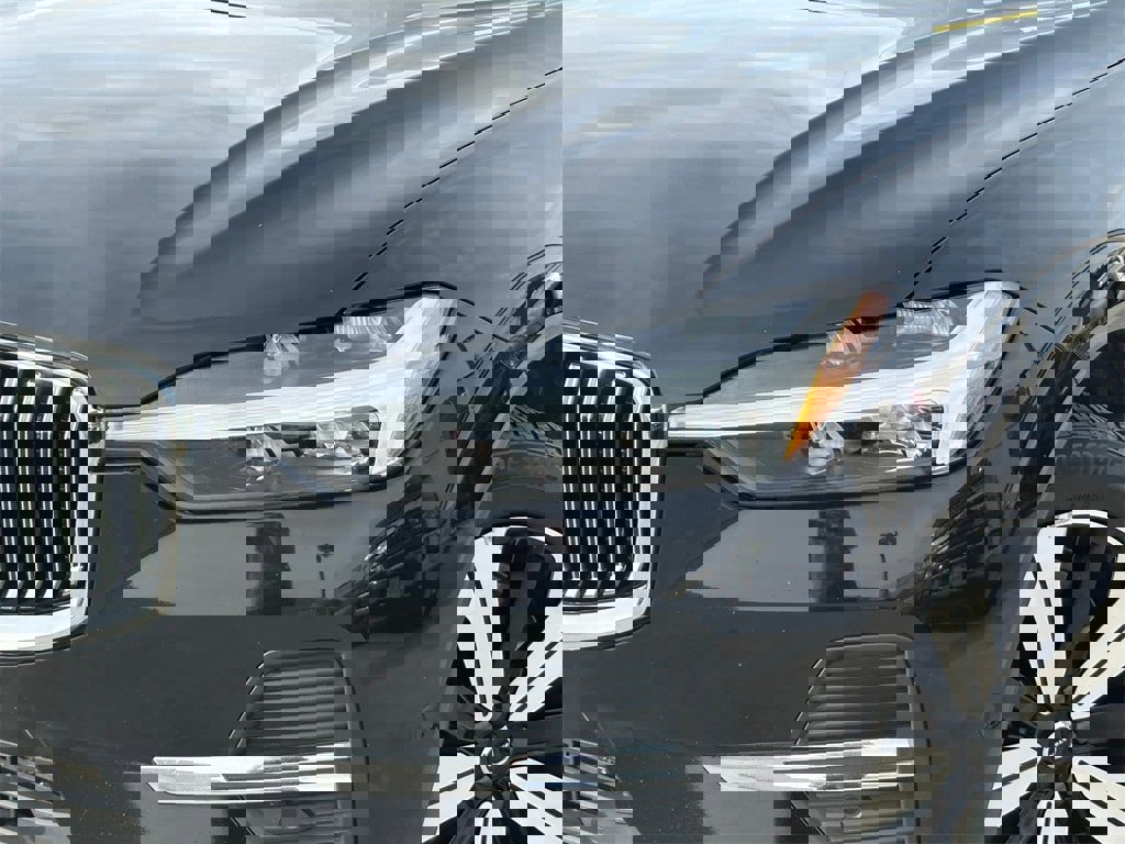 Used 2023 Volvo XC60 T8 Plus image 3