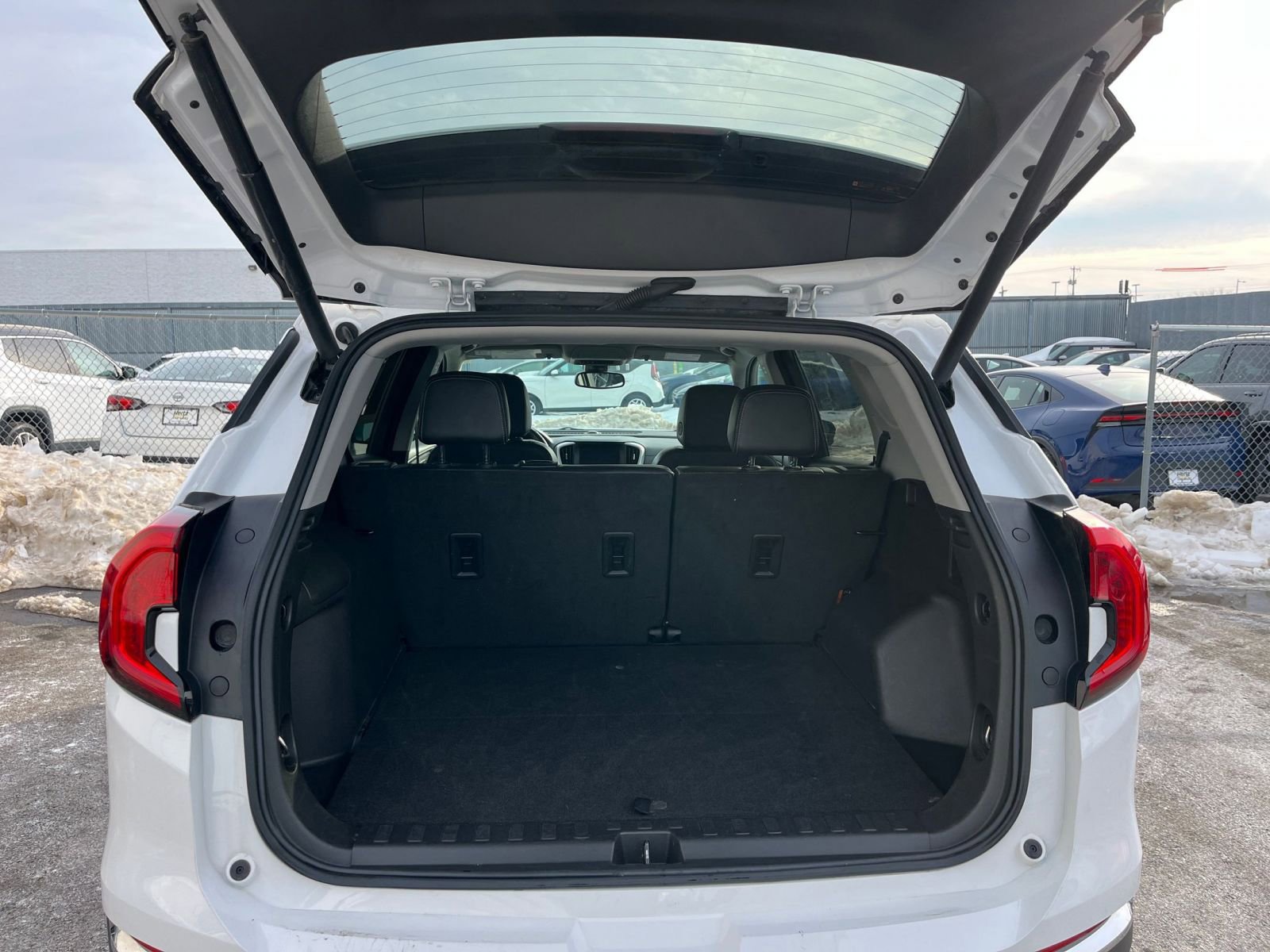 Used 2024 GMC Terrain SLT image 33