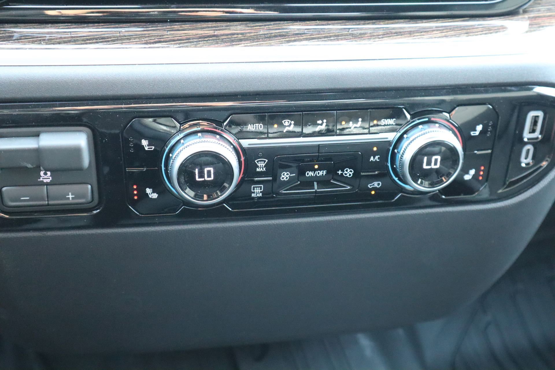 New 2026 GMC Sierra 1500 SLE w/ Max Trailering Package image 8