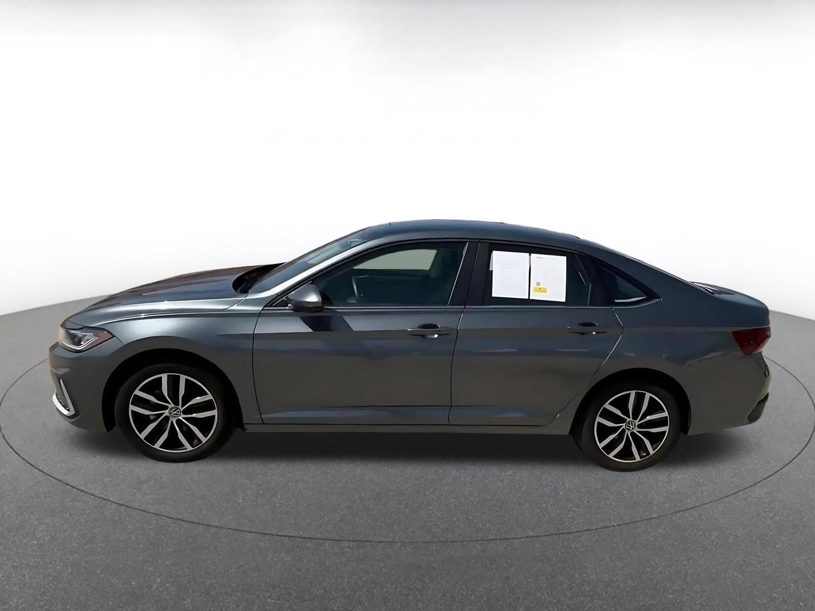 Used 2025 Volkswagen Jetta SE FWD image 9