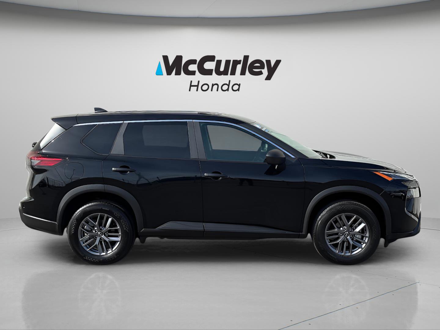Used 2024 Nissan Rogue S AWD/4WD image 2