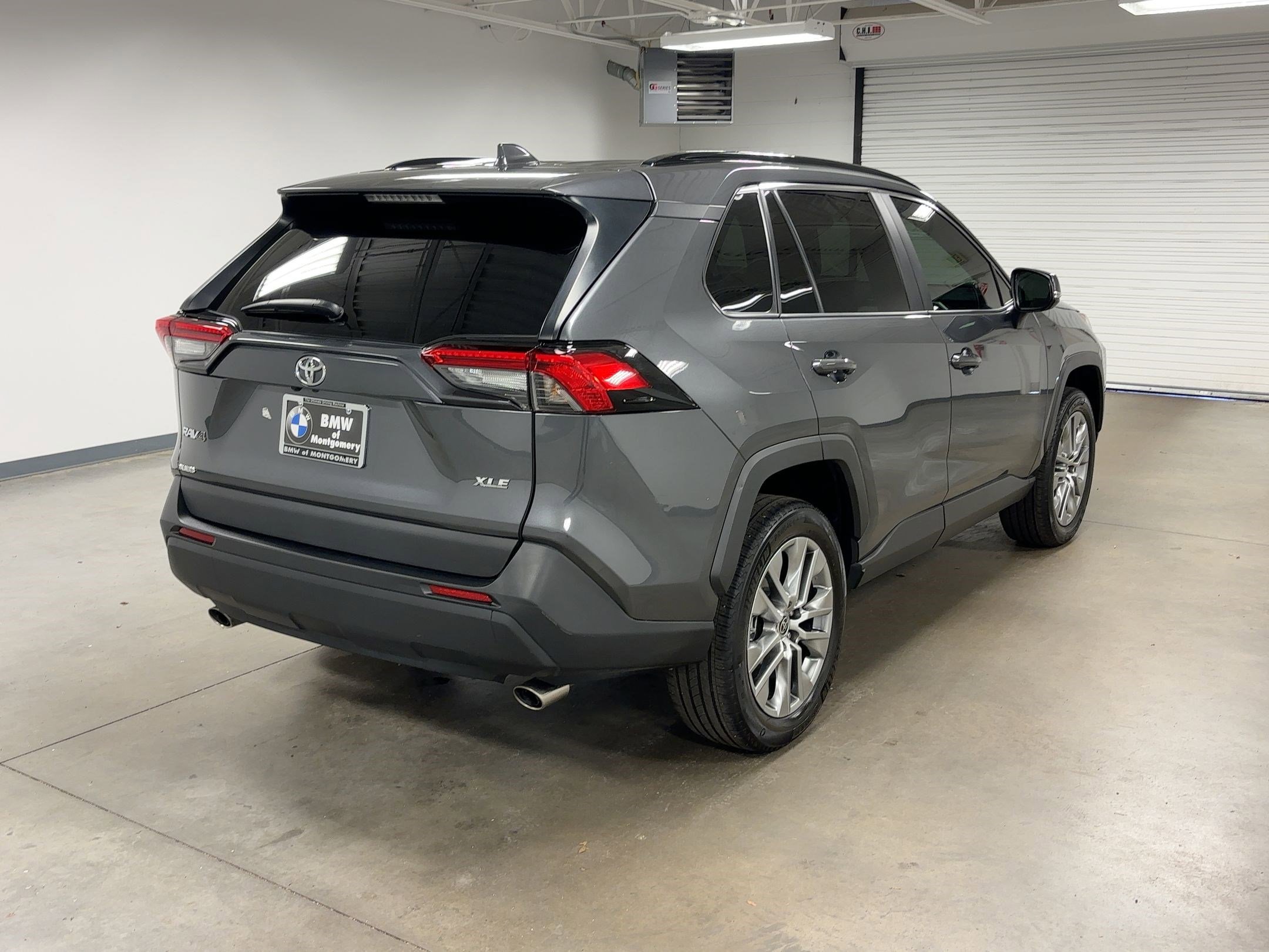 Used 2022 Toyota RAV4 XLE Premium image 9