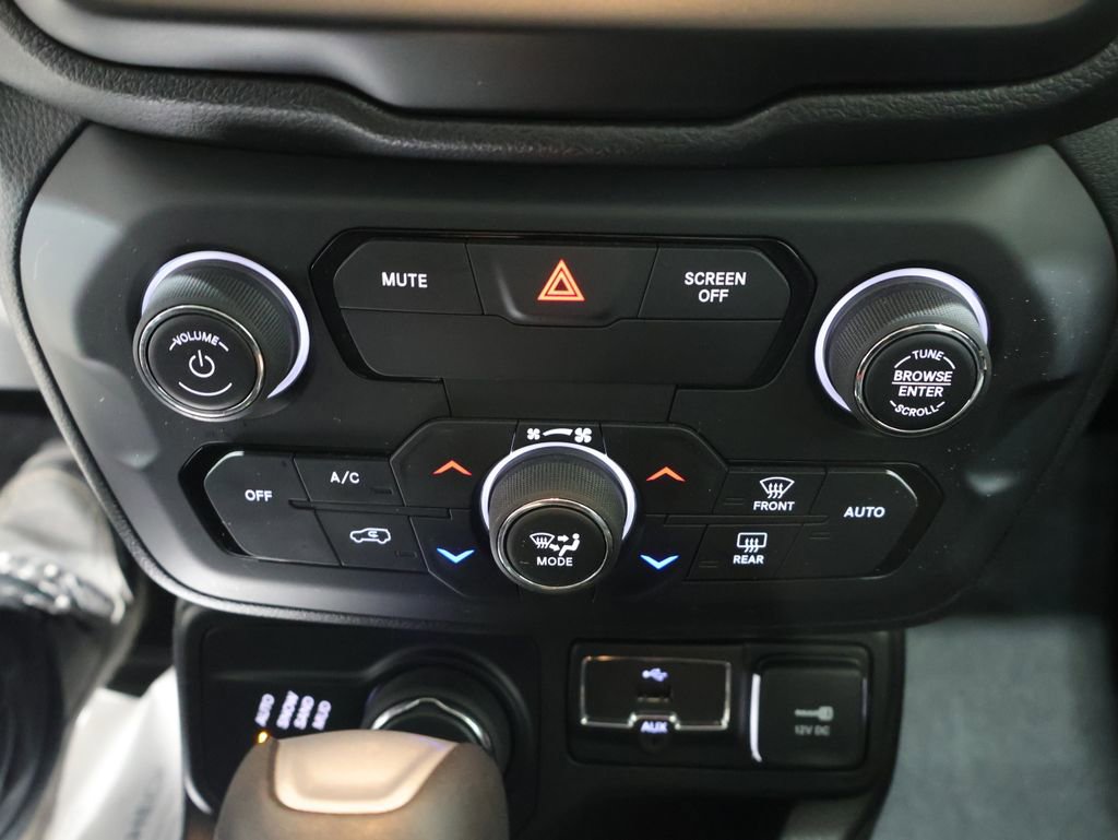 Used 2018 Jeep Renegade Latitude w/ UConnect 8.4 Nav Group AWD/4WD image 35