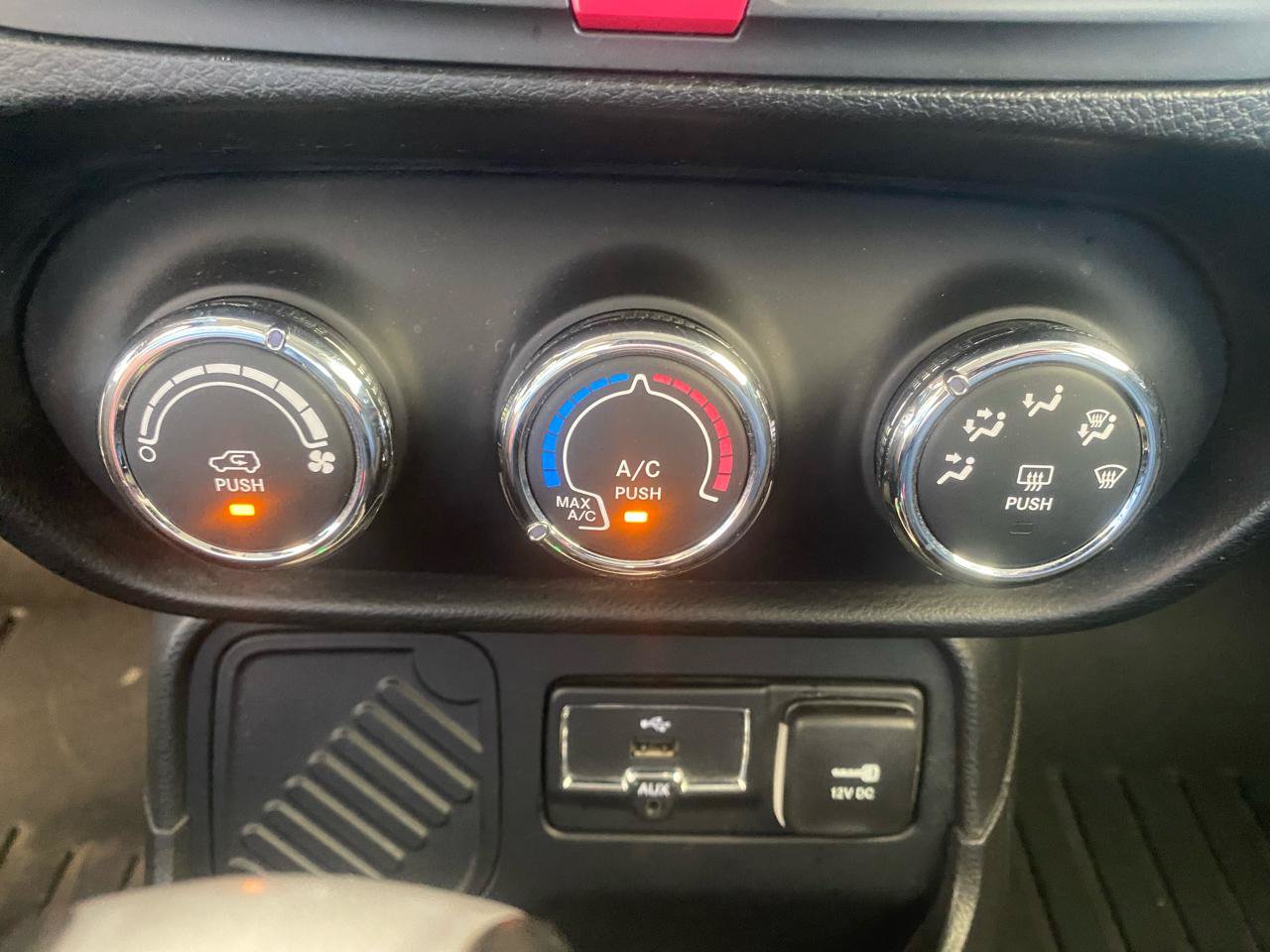 Used 2016 Jeep Renegade Latitude FWD image 15