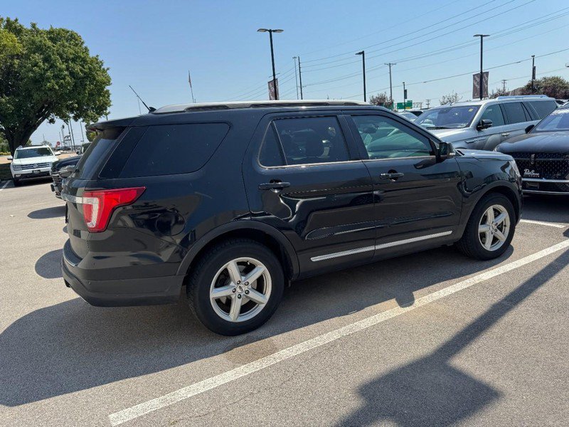 Used 2018 Ford Explorer XLT w/ Equipment Group 202A FWD image 2