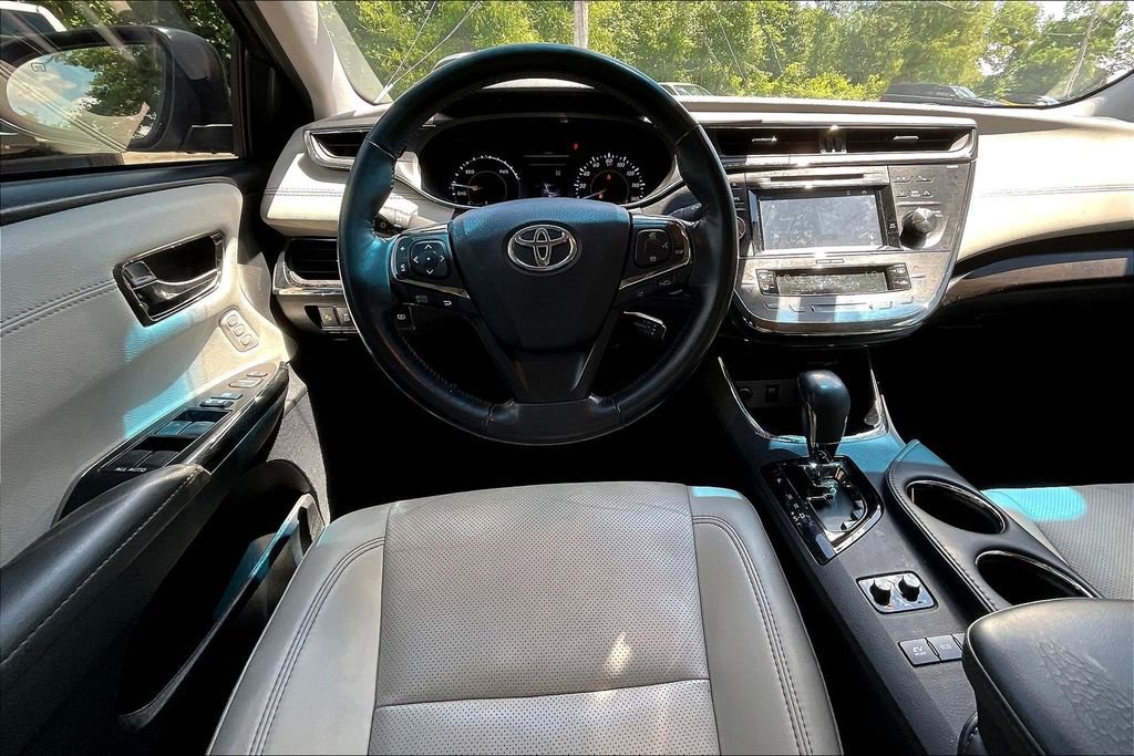 Used 2018 Toyota Avalon Limited FWD image 5