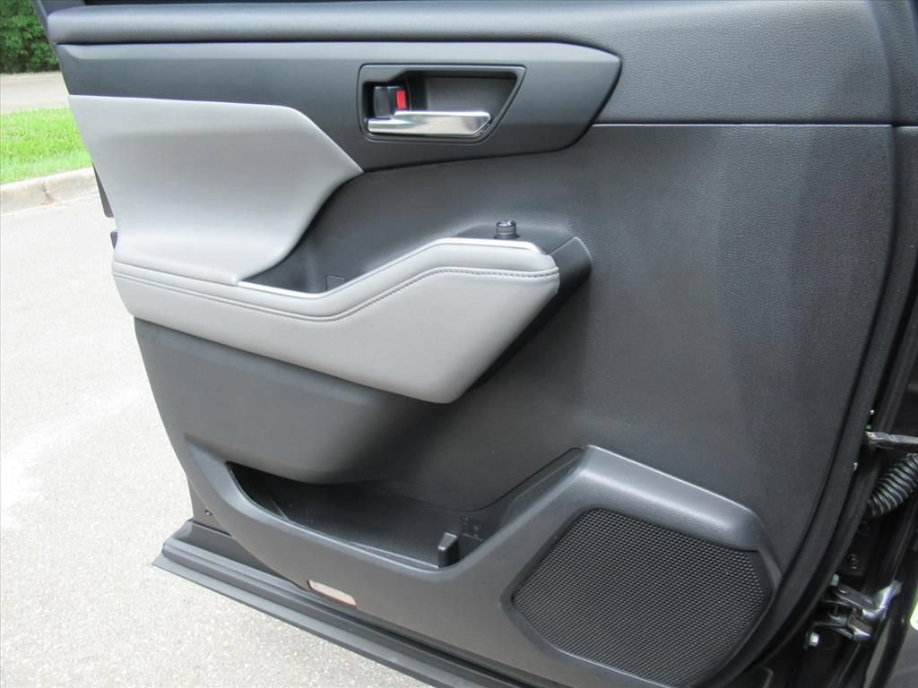 Used 2022 Toyota Highlander XLE FWD image 19