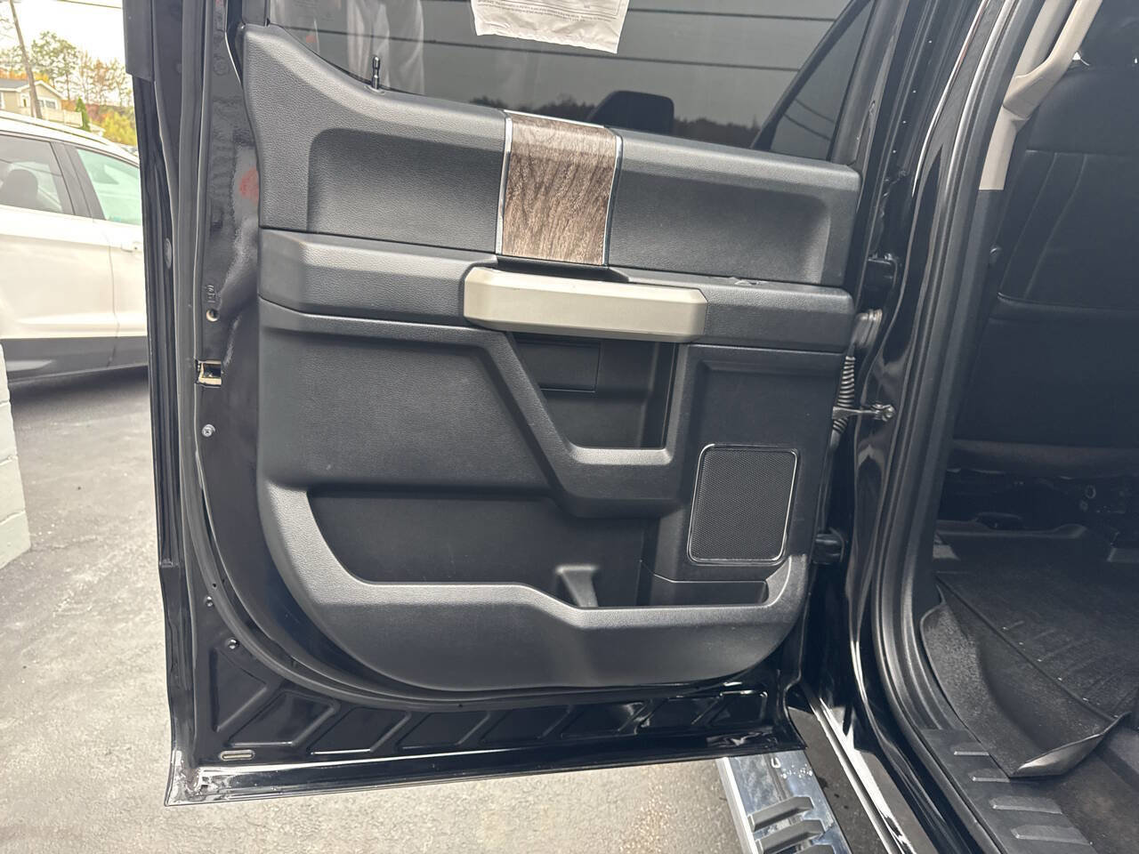 Used 2017 Ford F250 Lariat w/ Chrome Package image 21