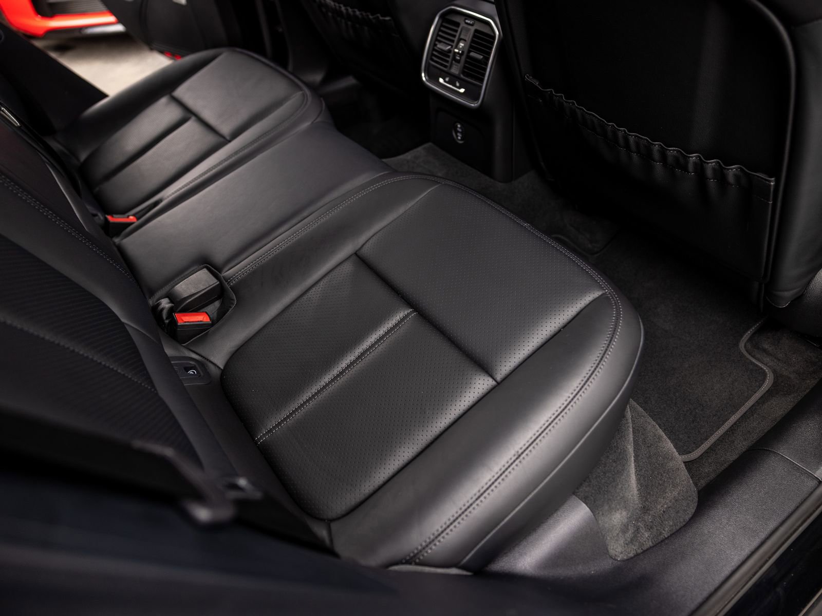 Certified 2023 Porsche Macan AWD/4WD image 48
