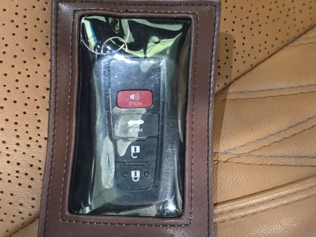 Used 2020 Toyota Avalon Limited image 36