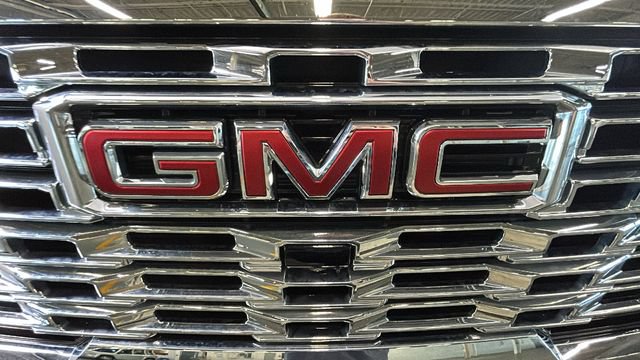 Used 2025 GMC Sierra 2500 Denali w/ Denali Reserve Package AWD/4WD image 8