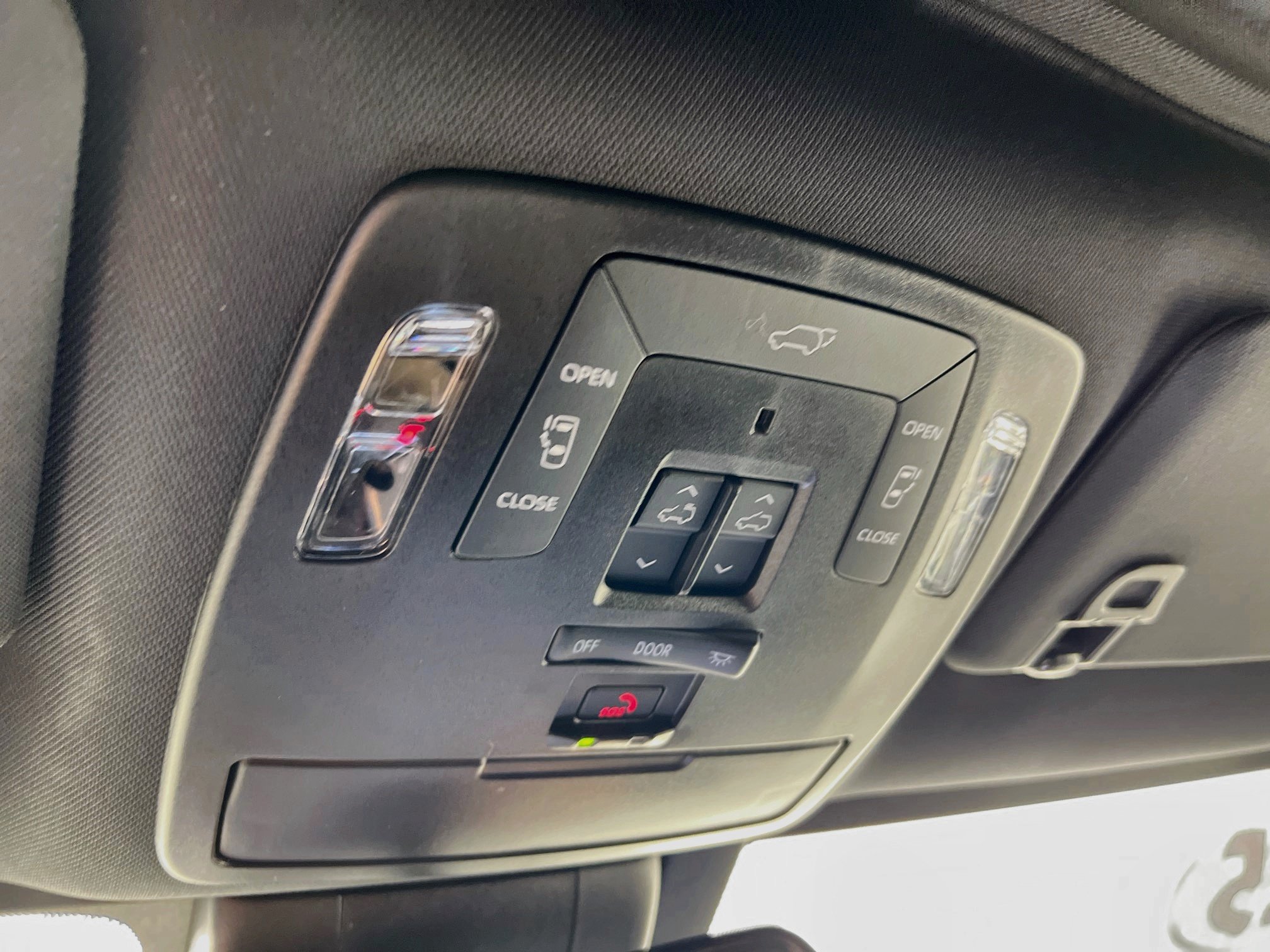 Used 2025 Toyota Sienna Platinum FWD image 20