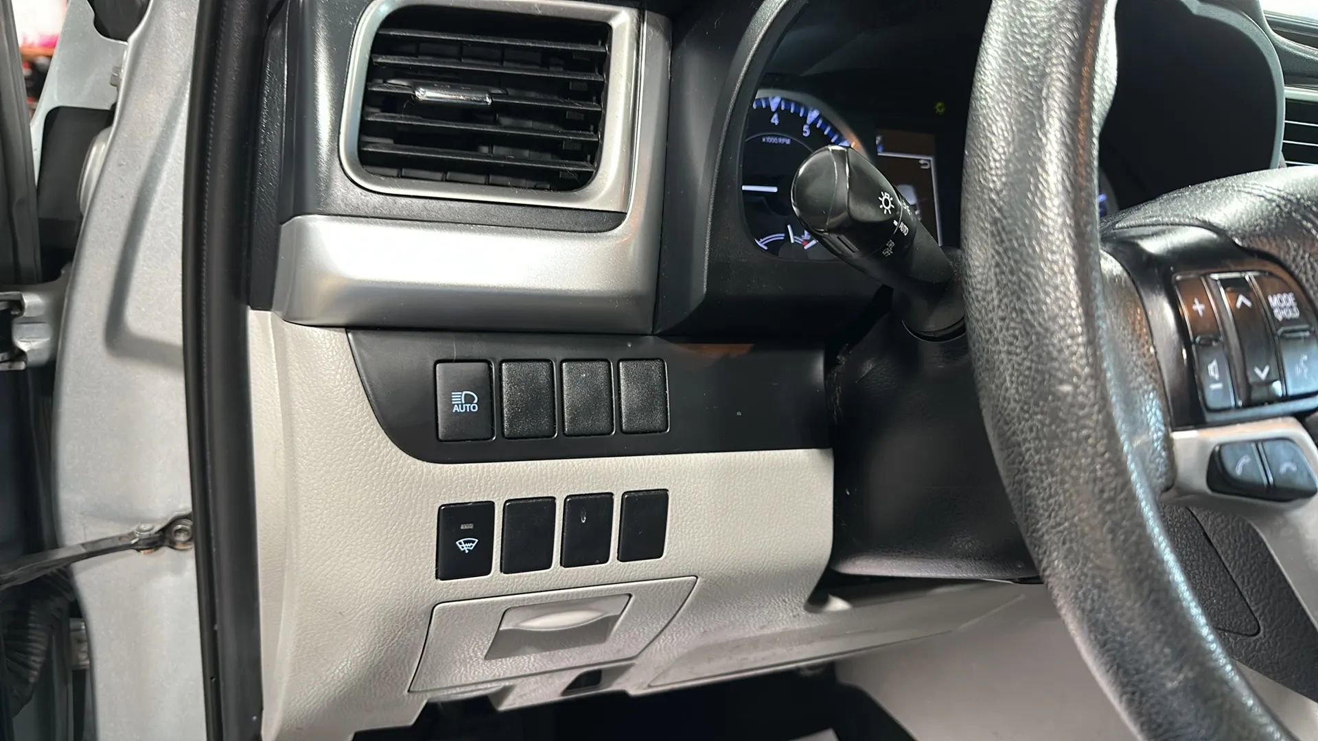Used 2019 Toyota Highlander LE AWD/4WD image 29
