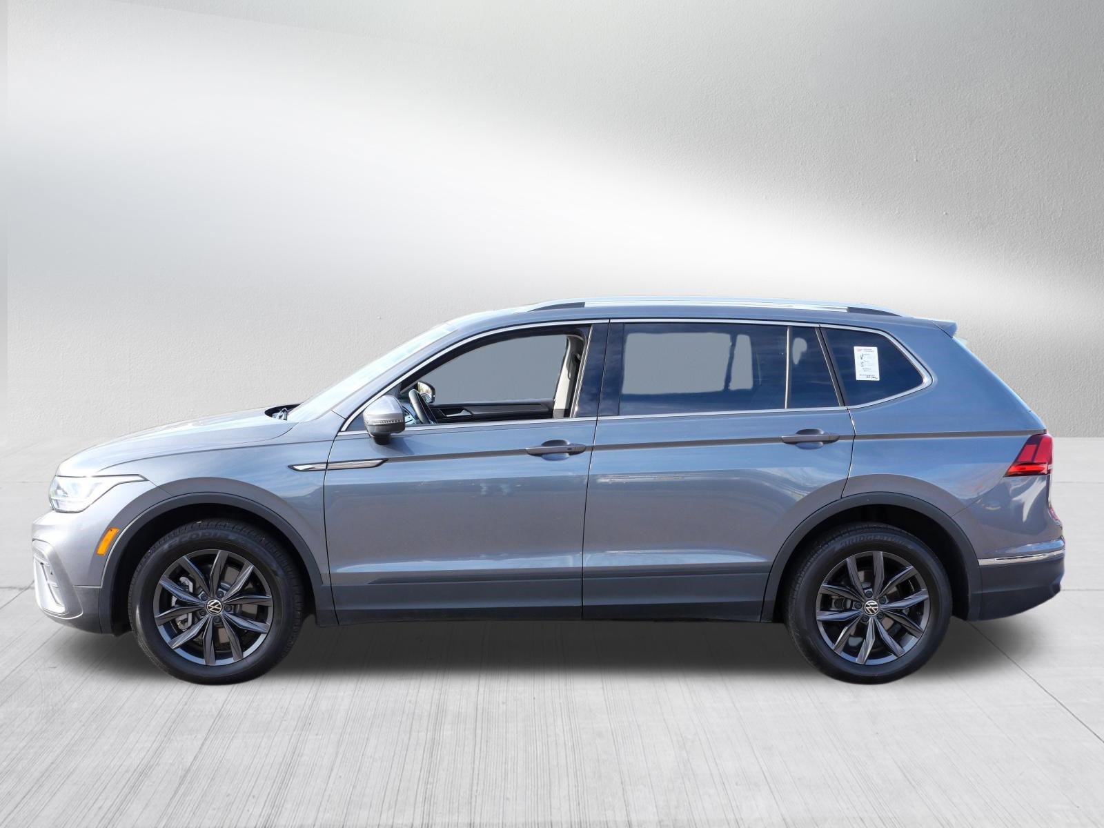 Certified 2023 Volkswagen Tiguan SE w/ Panoramic Sunroof Package AWD/4WD image 4