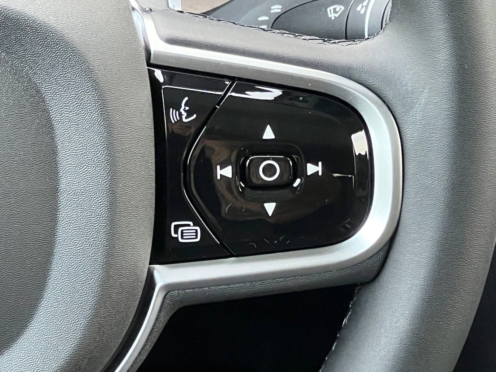 New 2026 Volvo XC90 B6 Plus w/ Protection Package Premier image 25