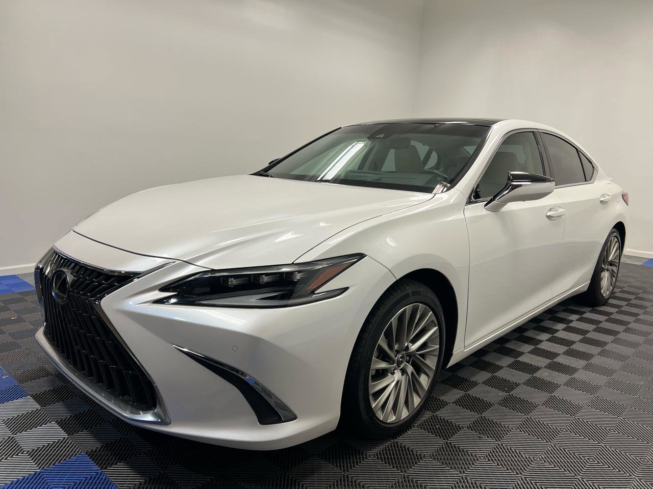 Used 2022 Lexus ES 350 Ultra Luxury w/ Accessory Package 2 image 4