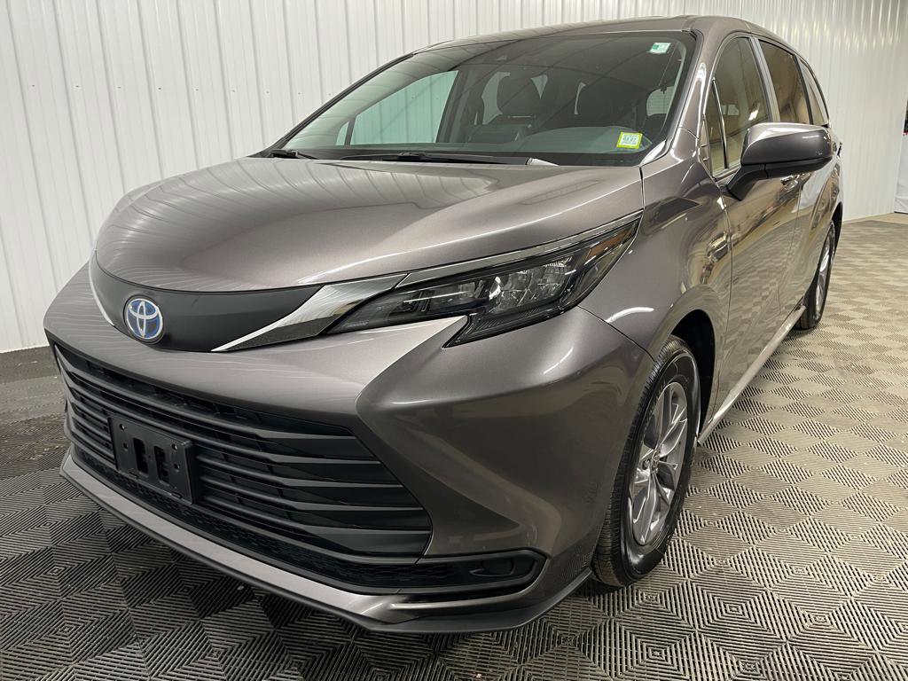 Used 2024 Toyota Sienna LE image 8
