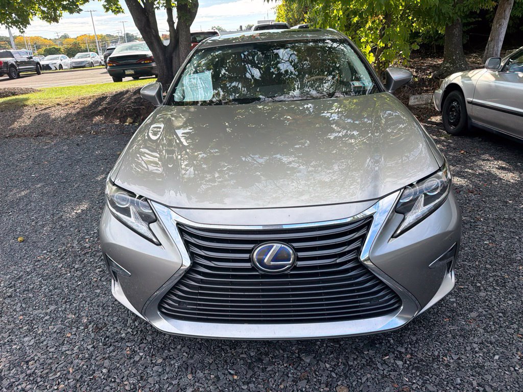Used 2017 Lexus ES 300h w/ Luxury Package FWD image 2