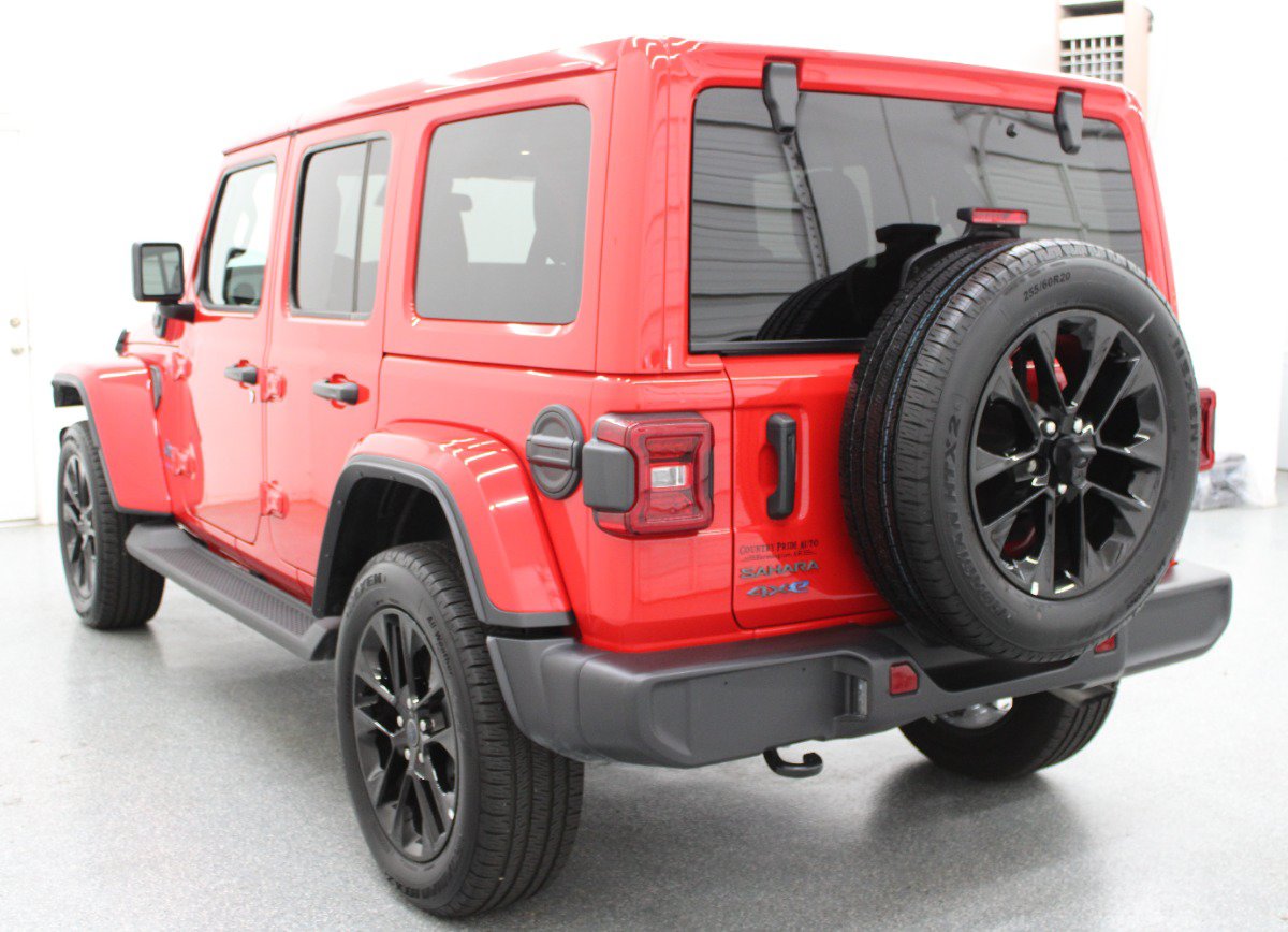 Used 2025 Jeep Wrangler Unlimited Sahara AWD/4WD image 6