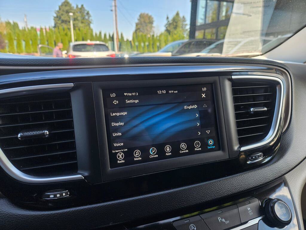 Used 2019 Chrysler Pacifica Touring-L FWD image 24