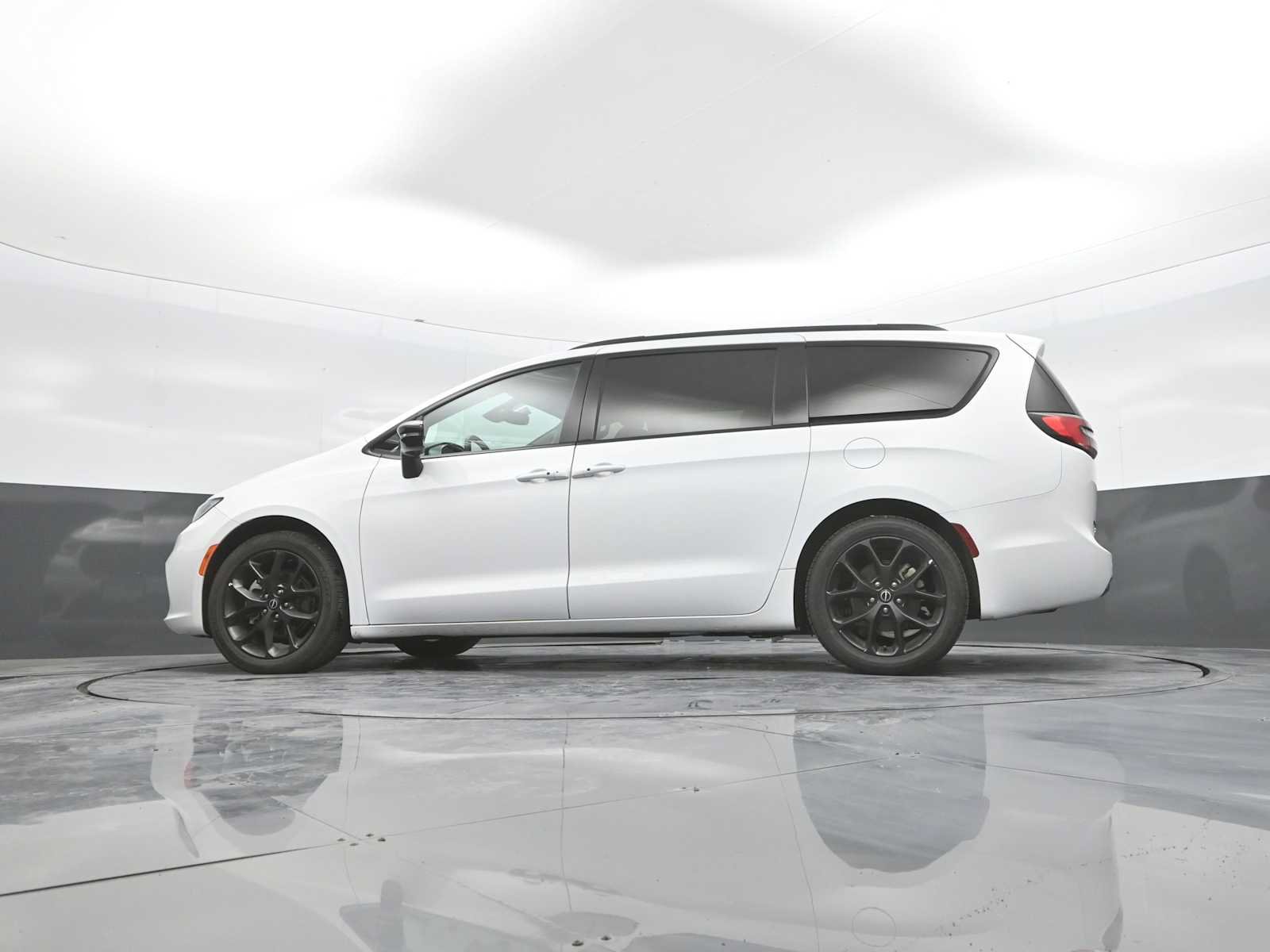 Used 2025 Chrysler Pacifica Limited FWD image 41