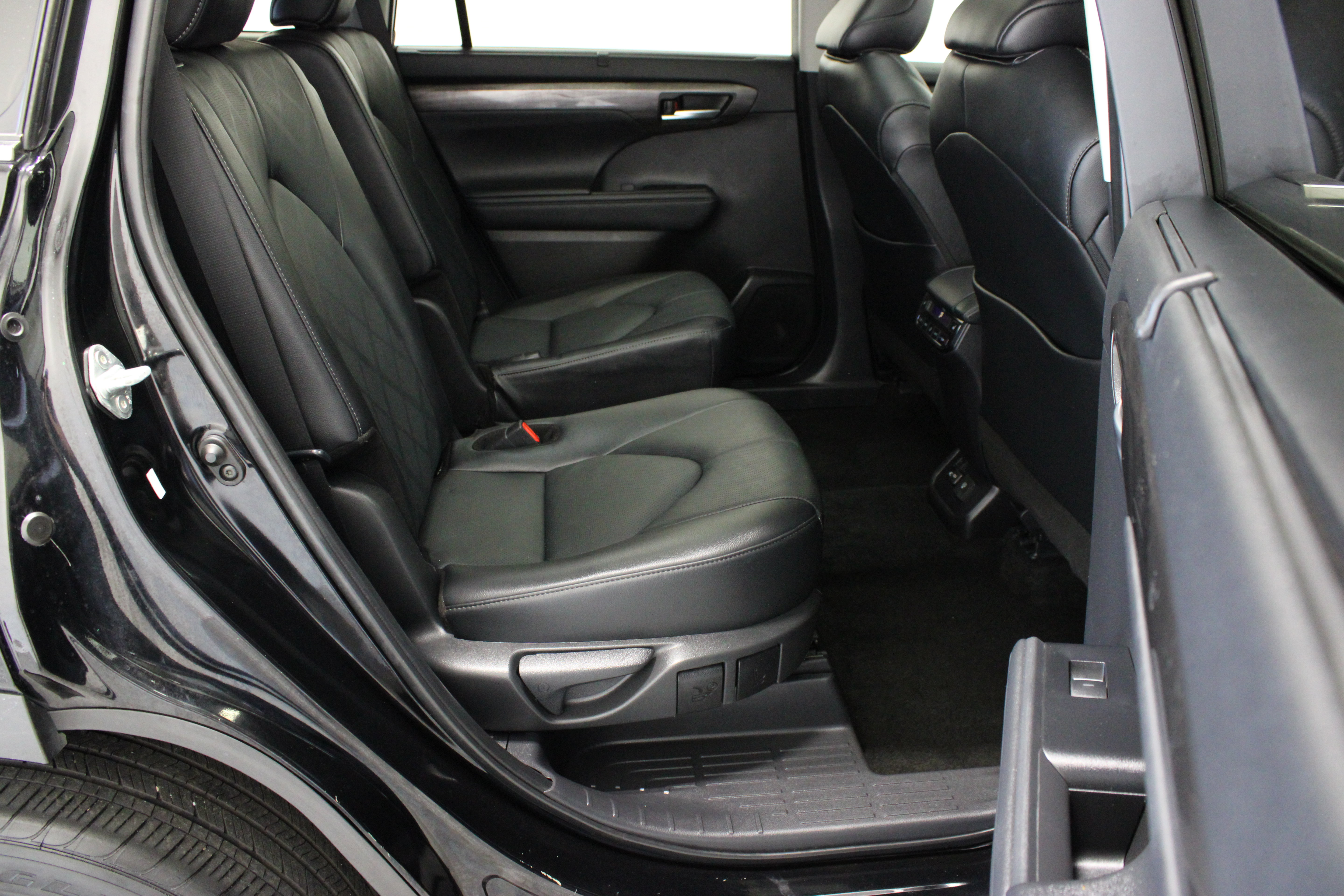 Used 2024 Toyota Highlander Platinum FWD image 38
