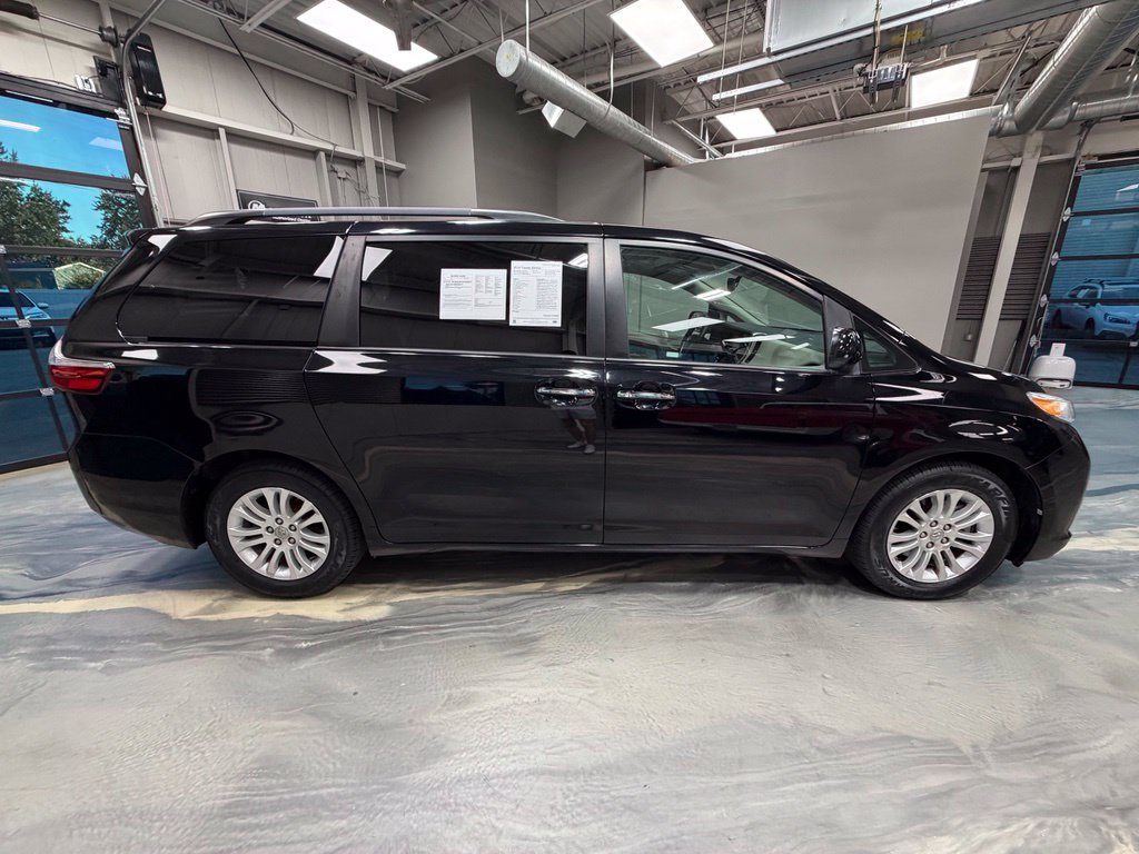 Used 2016 Toyota Sienna XLE w/ XLE Navigation Package FWD image 34