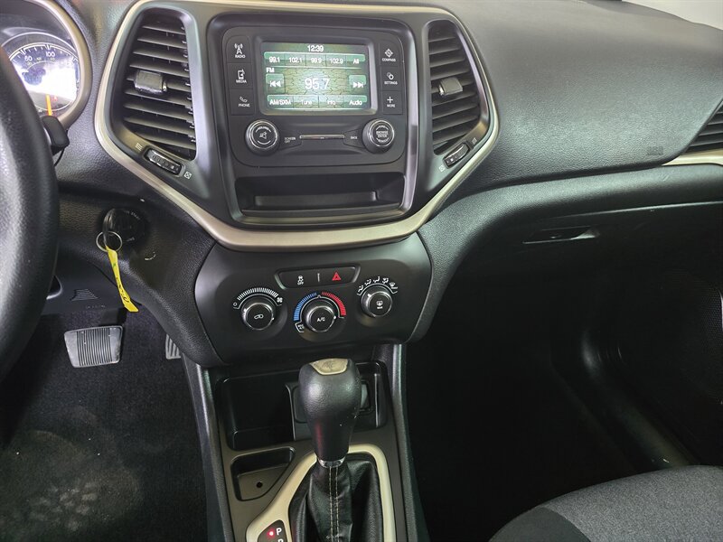 Used 2016 Jeep Cherokee Sport FWD image 24