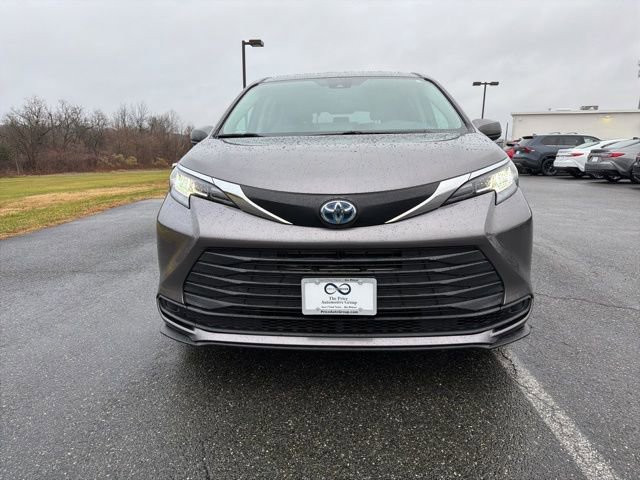 Used 2021 Toyota Sienna LE image 3