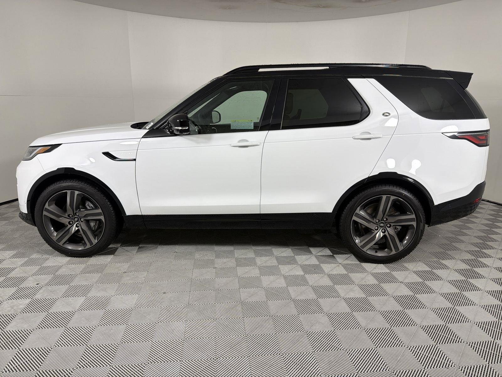 New 2026 Land Rover Discovery Dynamic SE image 2