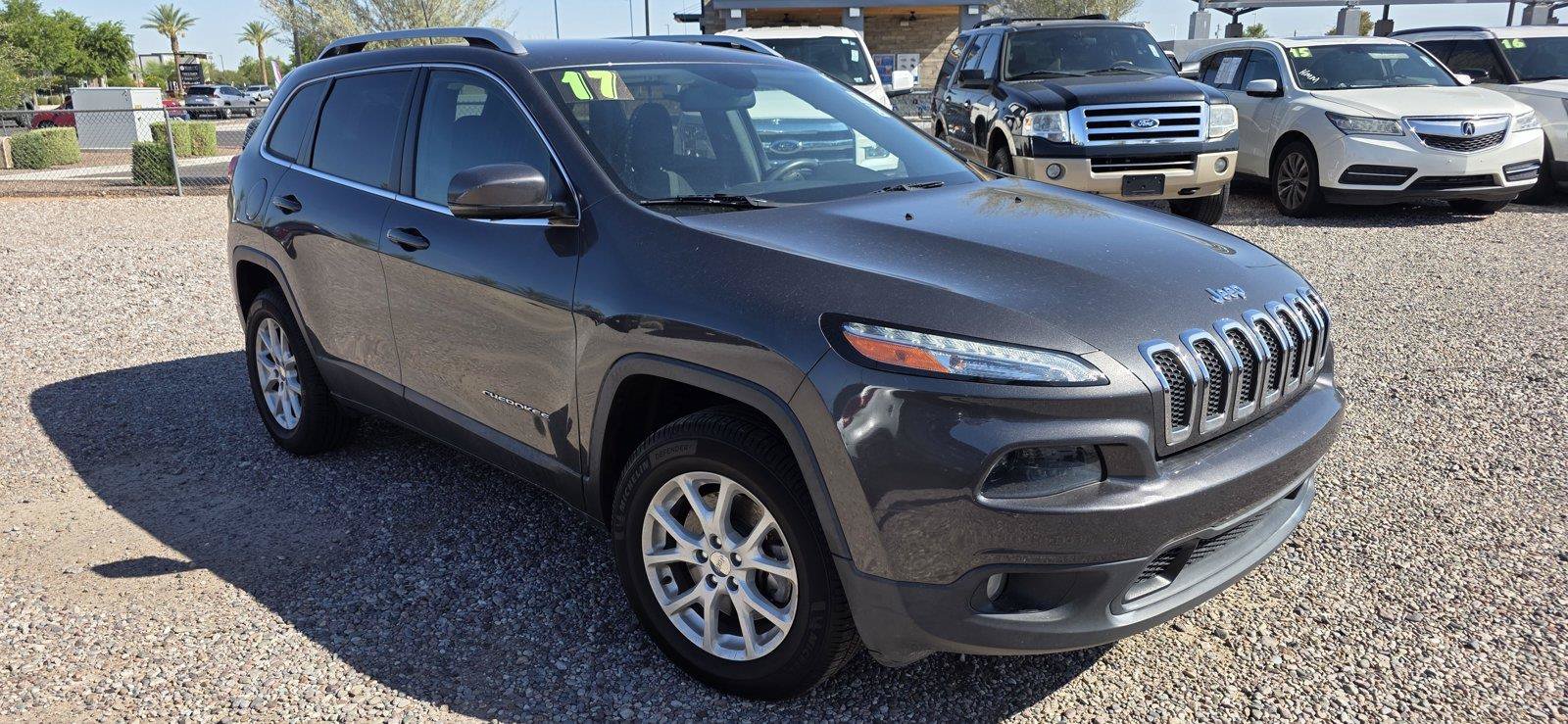 Used 2017 Jeep Cherokee Latitude w/ Safety/Convenience Group AWD/4WD image 3