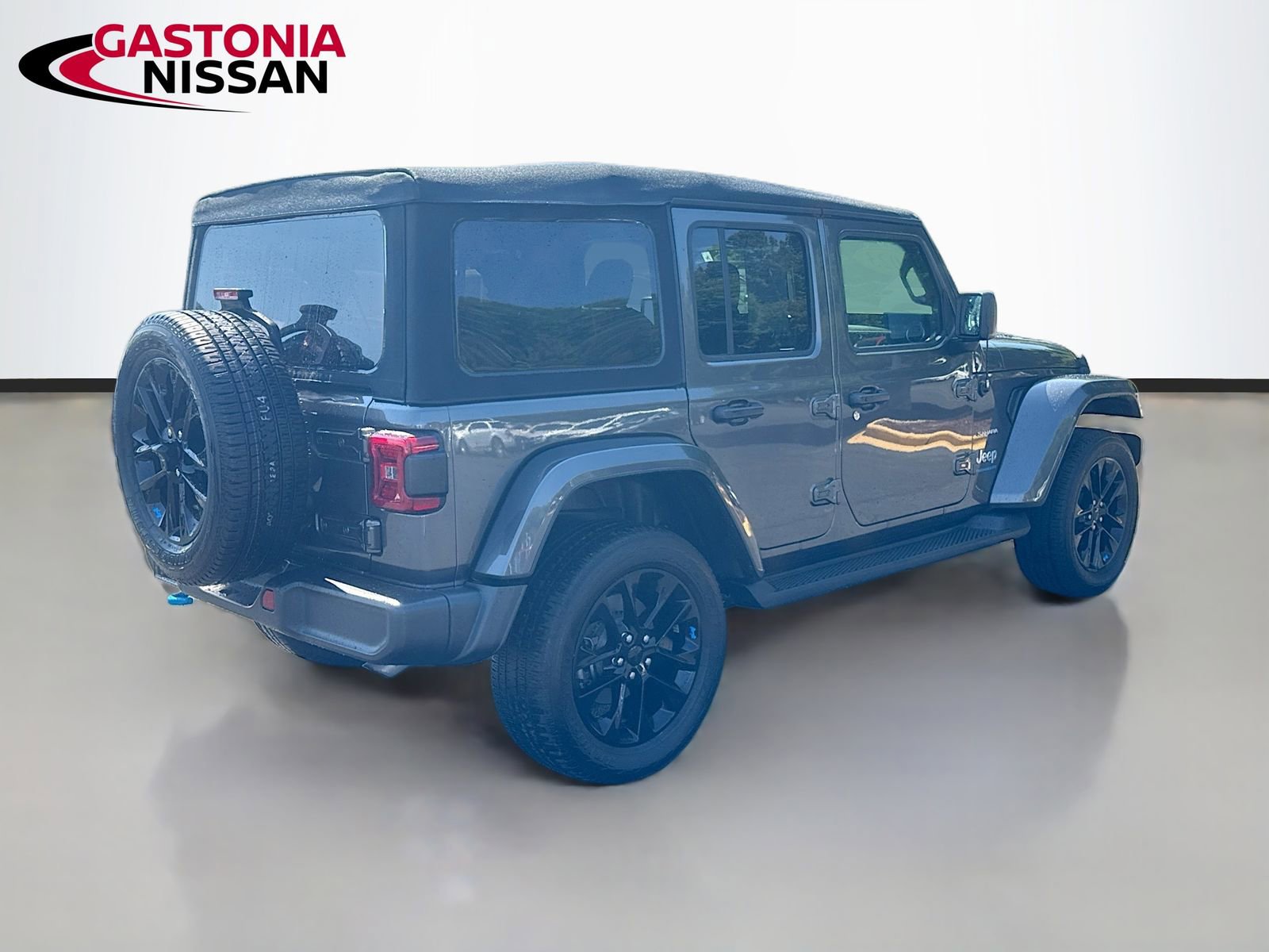Used 2023 Jeep Wrangler Unlimited Sahara w/ Cold Weather Group AWD/4WD image 9