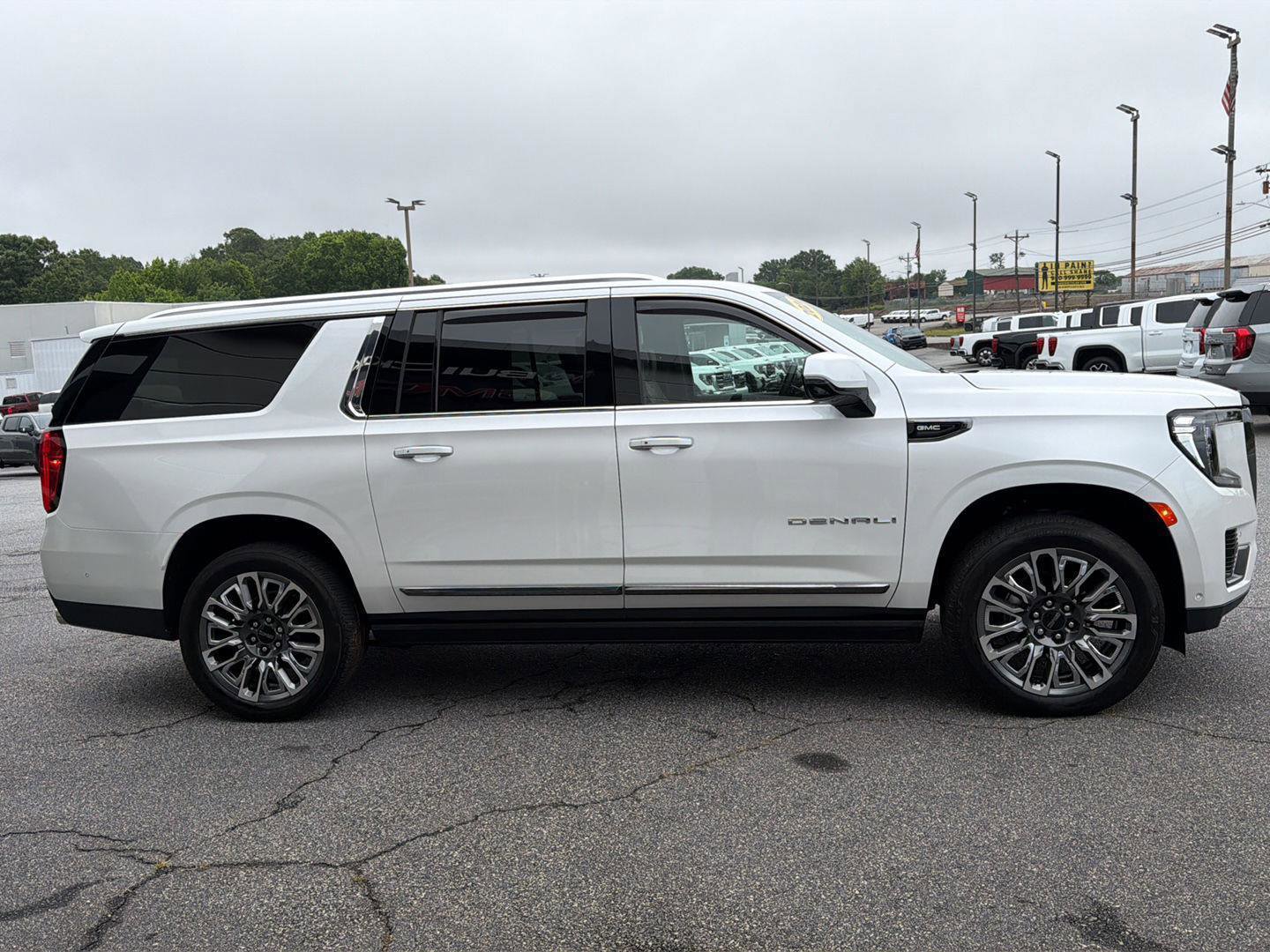 Used 2024 GMC Yukon XL Denali Ultimate AWD/4WD image 4
