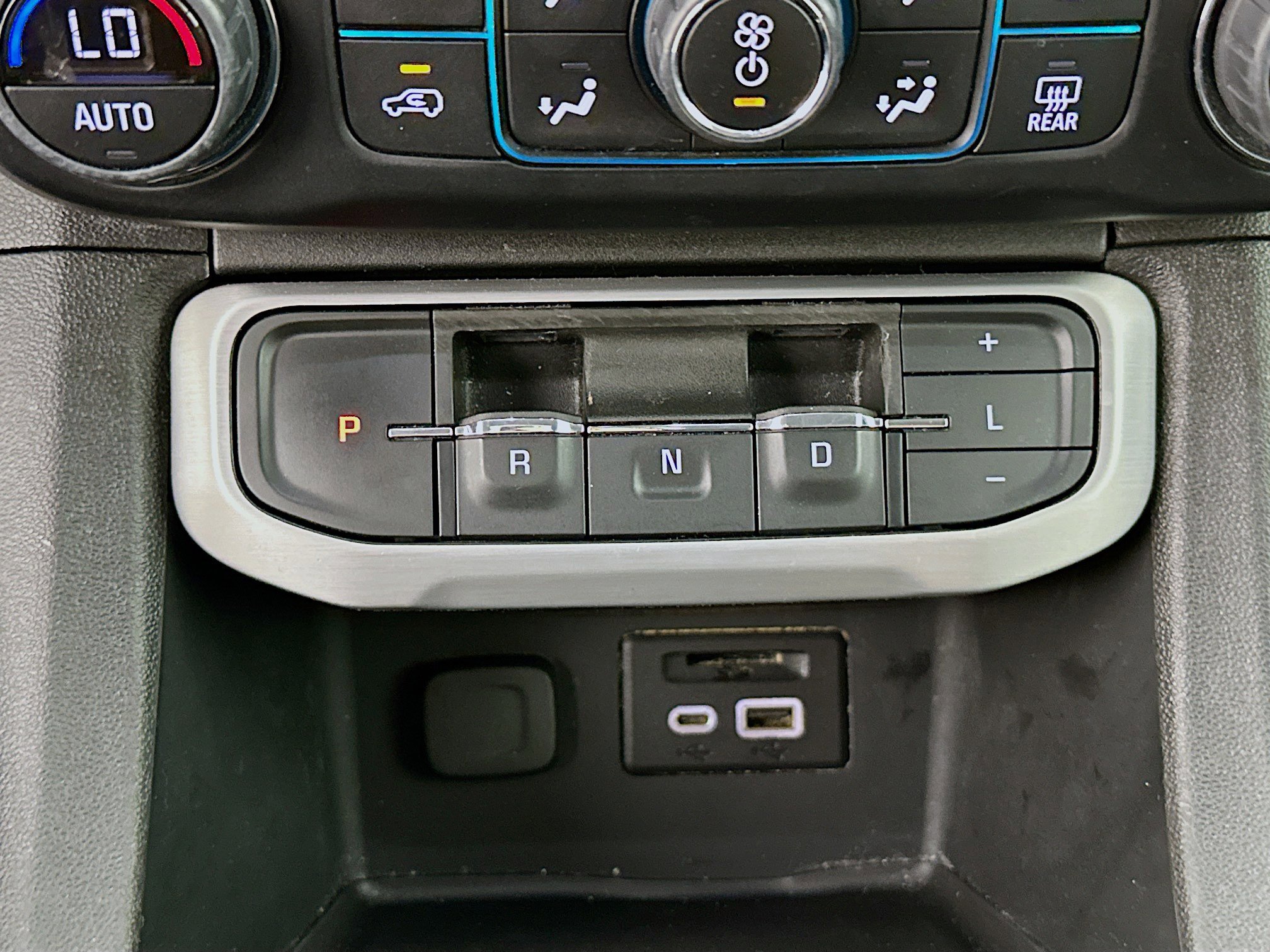 Used 2023 GMC Acadia SLT image 25