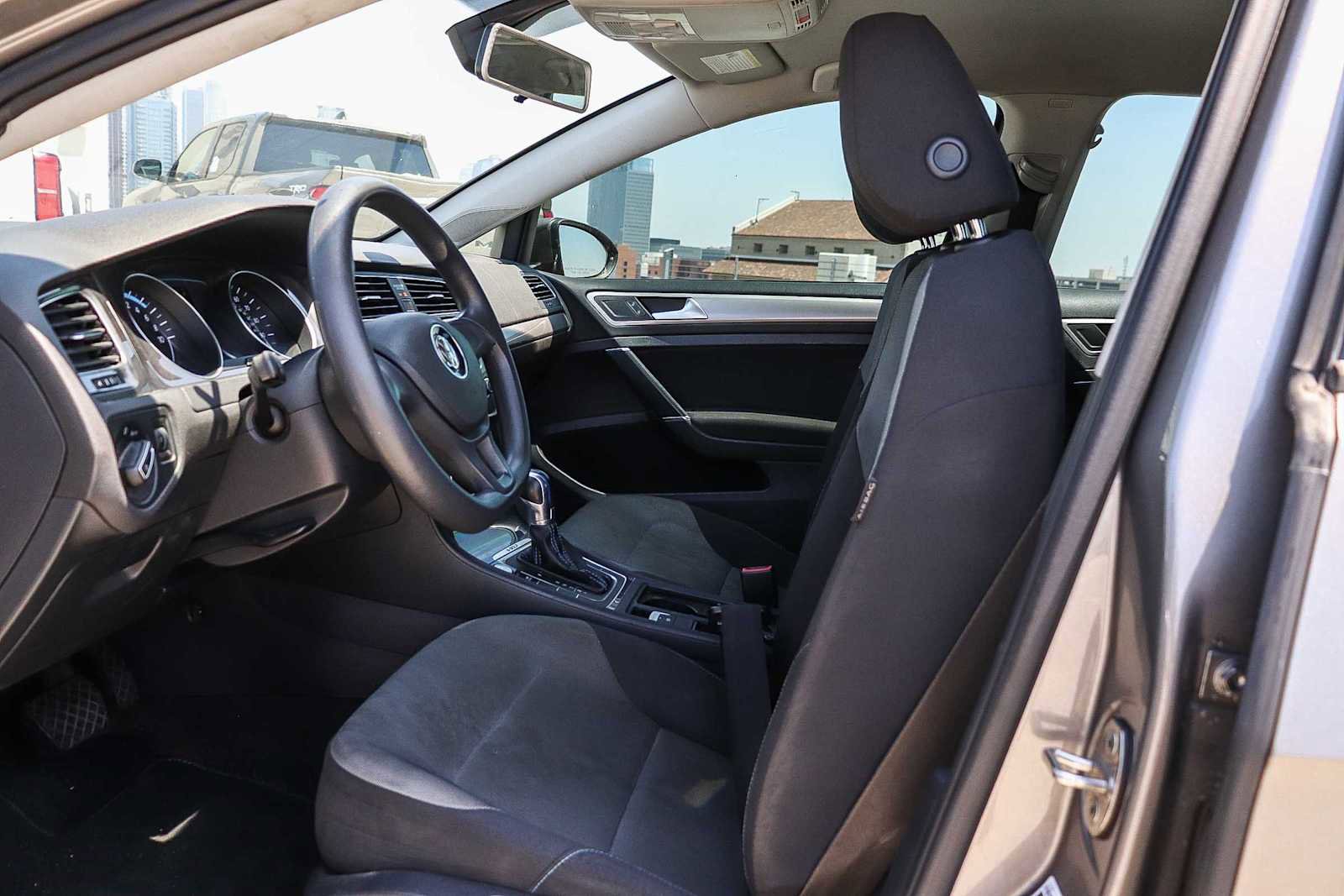 Used 2016 Volkswagen e-Golf SE w/ DC Fast Charging Package FWD image 16