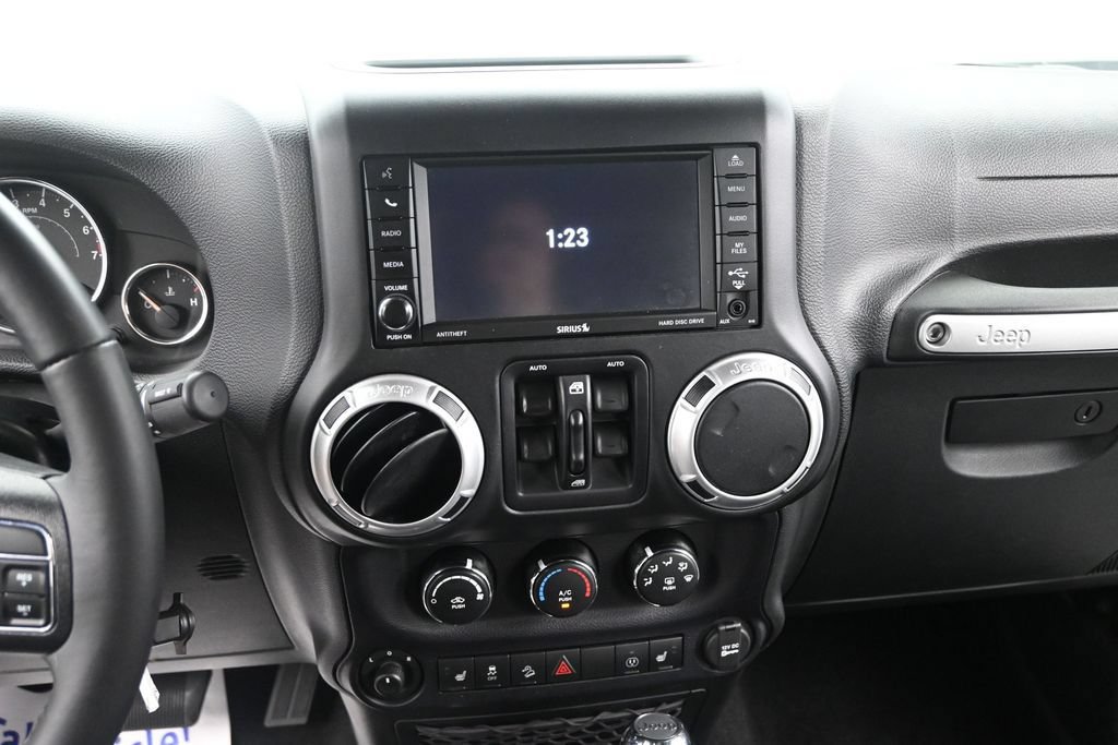 Used 2016 Jeep Wrangler Unlimited Sahara w/ Connectivity Group AWD/4WD image 26