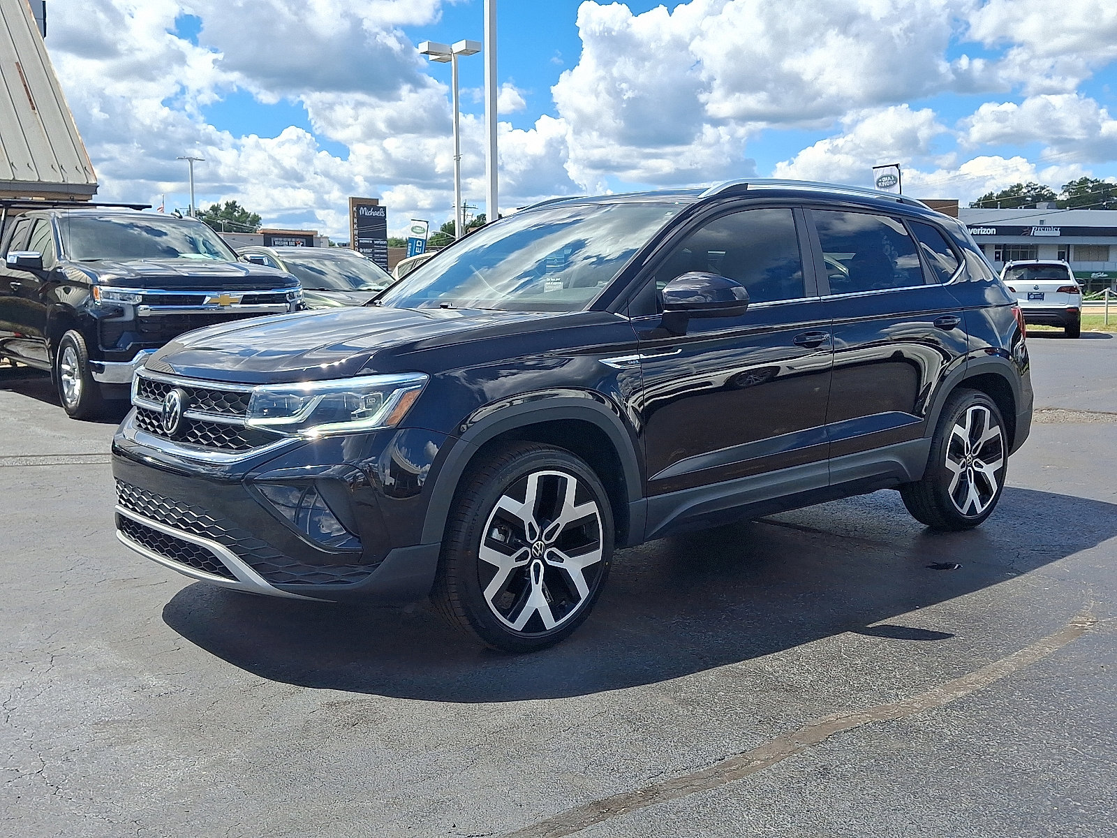 Certified 2022 Volkswagen Taos SEL image 3