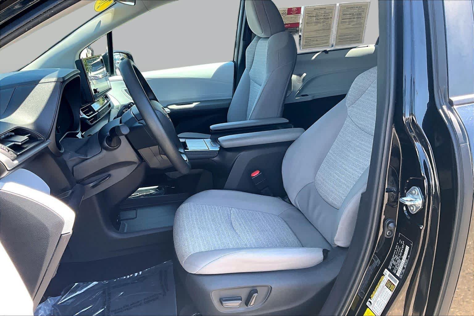 Certified 2025 Toyota Sienna LE FWD image 7