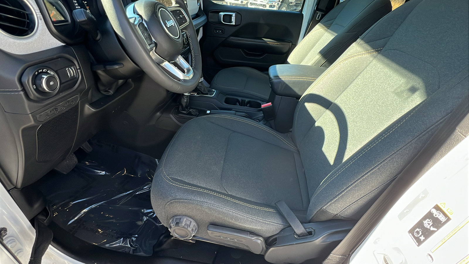 Used 2025 Jeep Wrangler Sahara image 16