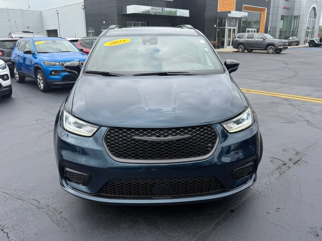 Used 2025 Chrysler Pacifica Limited FWD image 2