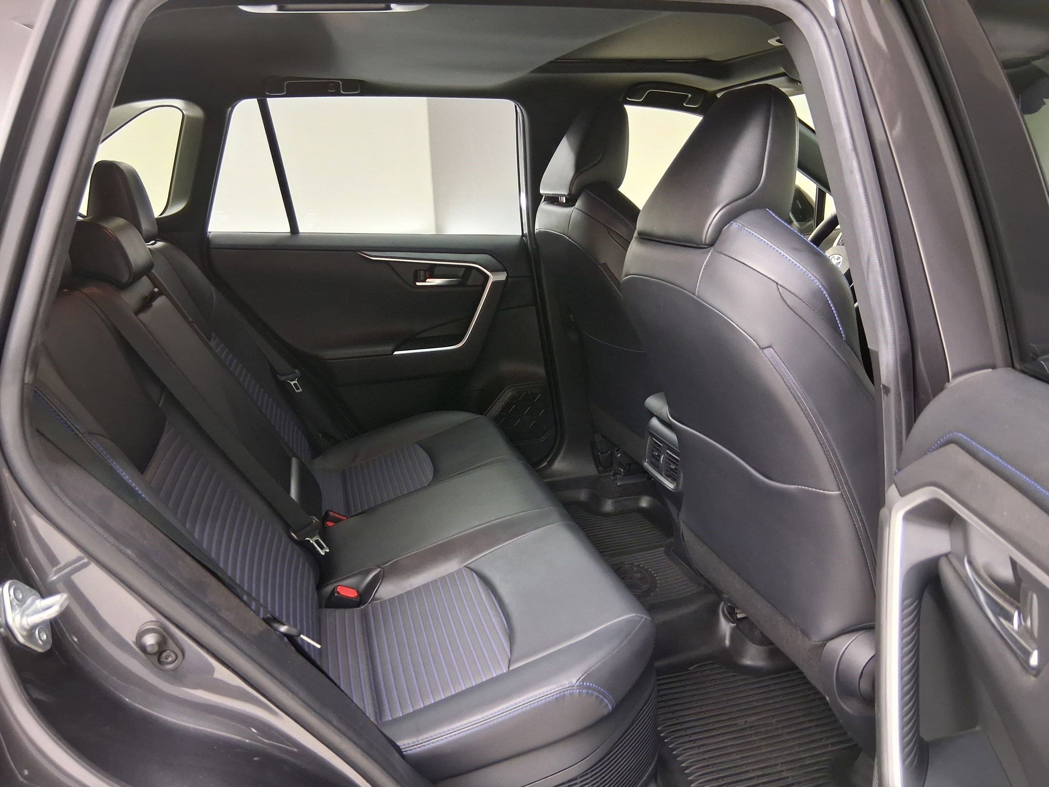 Used 2020 Toyota RAV4 XSE w/ XSE Grade Weather Package AWD/4WD image 35