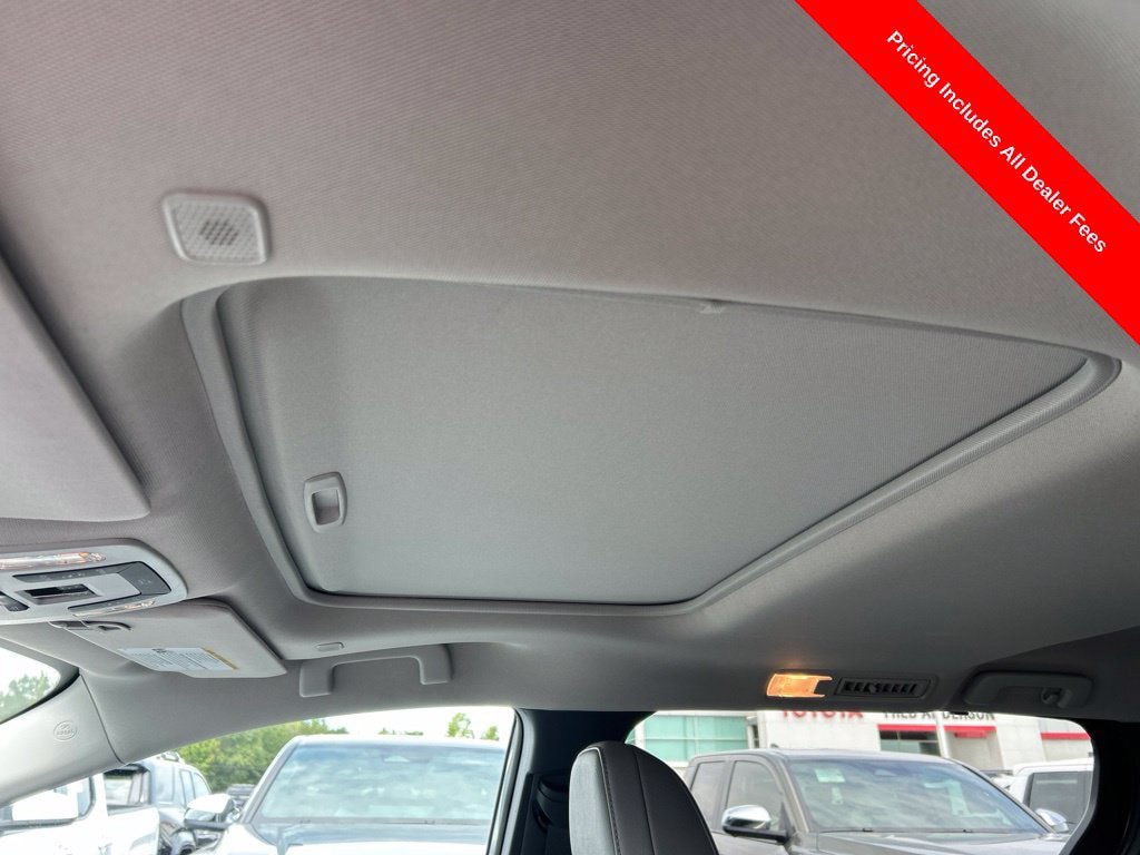 Used 2026 Toyota Sienna XLE FWD image 6