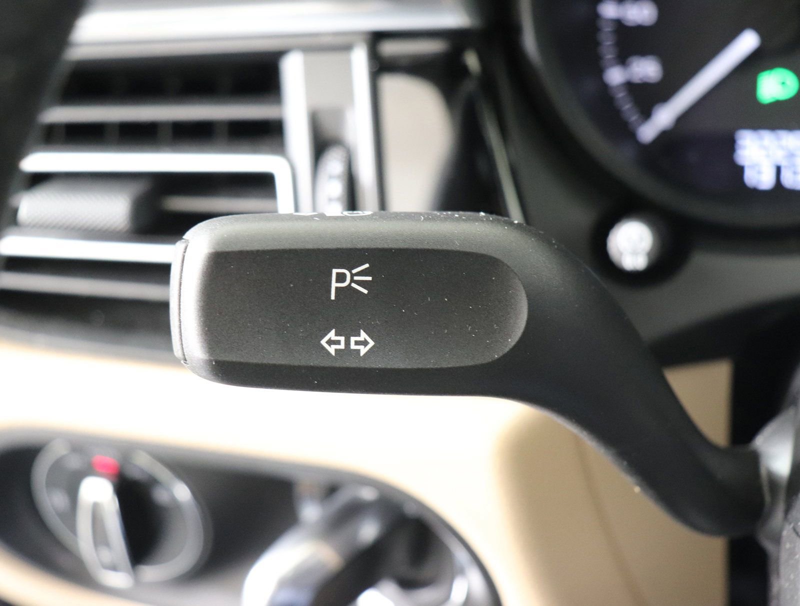 Used 2025 Porsche Macan image 35